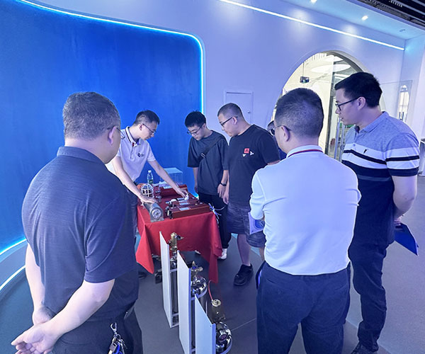 热烈欢迎四川大学专家教授莅临388vip太阳集团科技 热烈欢迎四川大学专家教授莅临388vip太阳集团科技